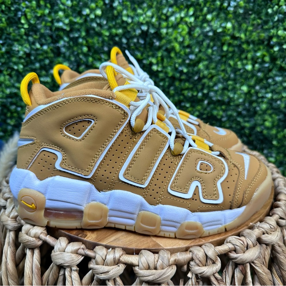 NIKE AIR MORE UPTEMPO (GS) WHEAT-WHITE-POLLEN‎ SZ 4.5Y WOMENS SZ 6 [DQ4713-700]